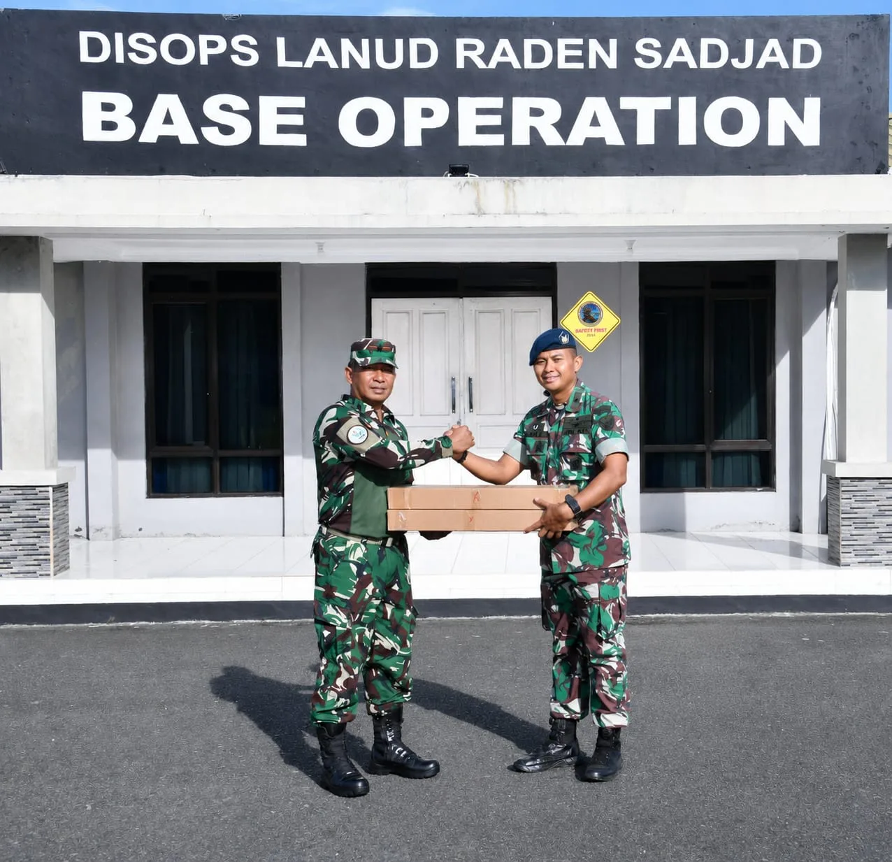 Pangkogabwilhan II Berikan Mesin Potong Rumput Elektrik ke Lanud Raden Sadjad Natuna, Perkuat Kebersihan Pangkalan