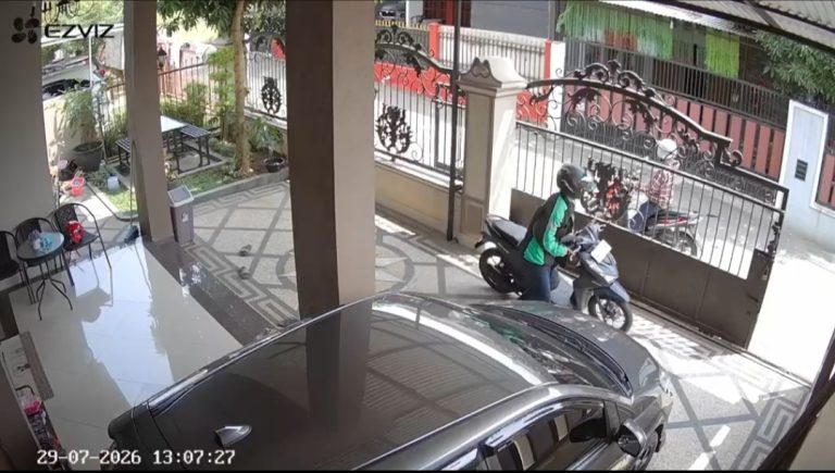 Terekam CCTV, Dua Pria Berjaket Ojol Gasak Motor di Teras Rumah di Jalan Kancil Putih Palembang