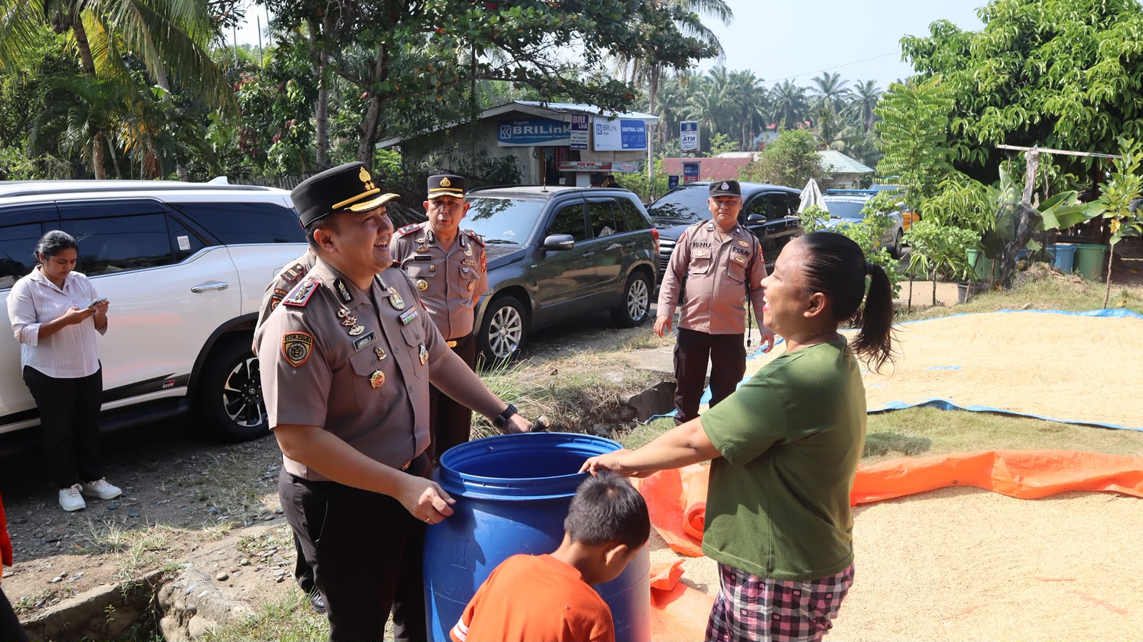 Polres Bengkulu Selatan Salurkan 9.000 Liter Air Bersih untuk 50 Kepala Keluarga Terdampak Kekeringan di Pino Raya
