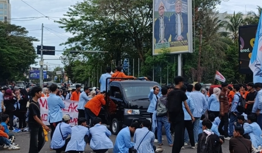 8 Tuntutan Disuarakan Ratusan Mahasiswa di Depan Gedung DPRD Sumsel, dari Harga BBM hingga RUU Perampasan Aset