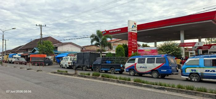 Panic Buying dan Migrasi Konsumen Picu Antrean Panjang di SPBU Dairi, Pemkab Pastikan Stok BBM Aman