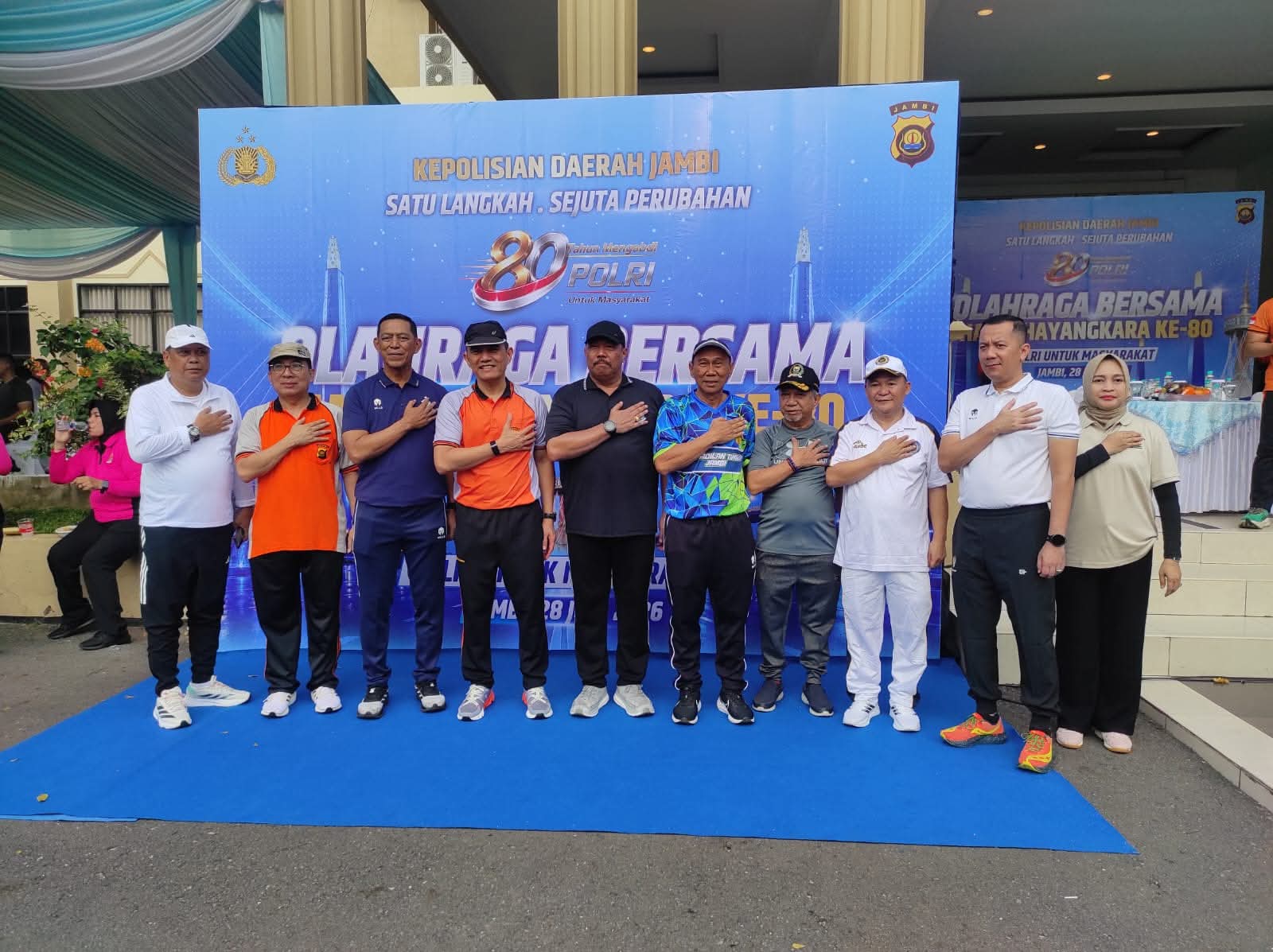 Semarak Hari Bhayangkara ke-80, Kadiv Yankum Kanwil Kemenkum Jambi Ikuti Olahraga Bersama di Mapolda