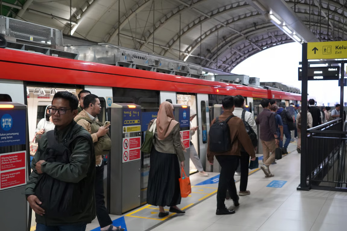LRT Jabodebek Alami Gangguan di Jalur TMII-Cawang, KAI Minta Maaf dan Pastikan Perjalanan Kembali Normal
