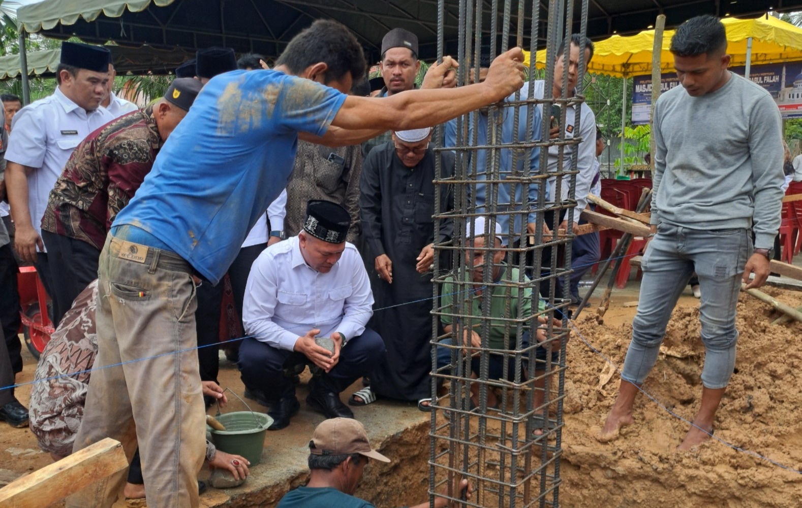 Bupati Aceh Utara Letakkan Batu Pertama Masjid Babul Falah, Bangunan 50 Tahun Bergeser Arah Kiblat