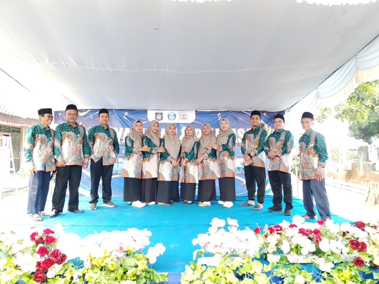 3 Momen Haru Mewarnai Pelepasan Siswa Kelas VI SDN Telagawaru Praya, Ada Santunan Anak Yatim