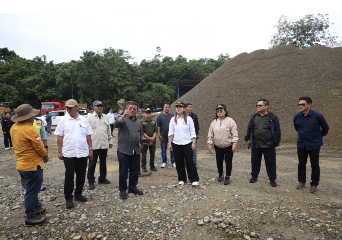 Wagub Kaltara Ingkong Ala Tinjau Langsung Jalan Berlumpur di Perbatasan Kaltim, Akses Warga Selama Ini Rusak Parah