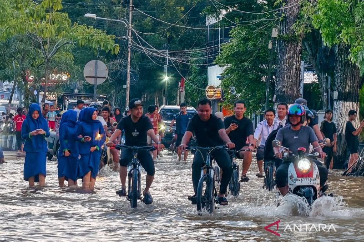 Banjir Rendam Pusat Kota Barabai HST, Ratusan Pedagang Pasar Tak Bisa Berjualan