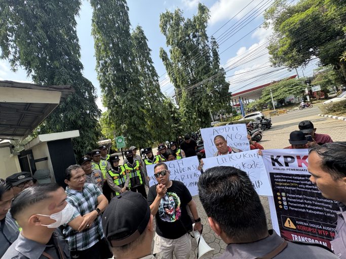 Massa KPKP Datangi Kantor BPK Sumsel, Tuntut Evaluasi Opini WTP Usai OTT KPK di Muara Enim