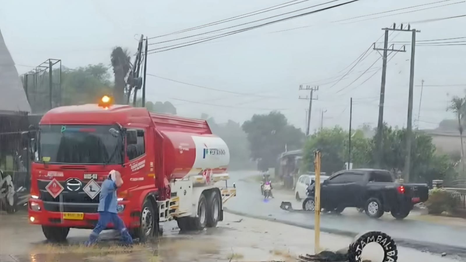 Mobil Dinas Dinas Dikbud Seluma Tabrak Truk Pertamina di Tikungan Desa Niur, Sopir Nyeri Dada