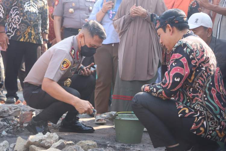 Kapolda Bengkulu Groundbreaking Rumah Korban Kebakaran di Kelurahan Tanah Patah, Bansos Juga Diserahkan
