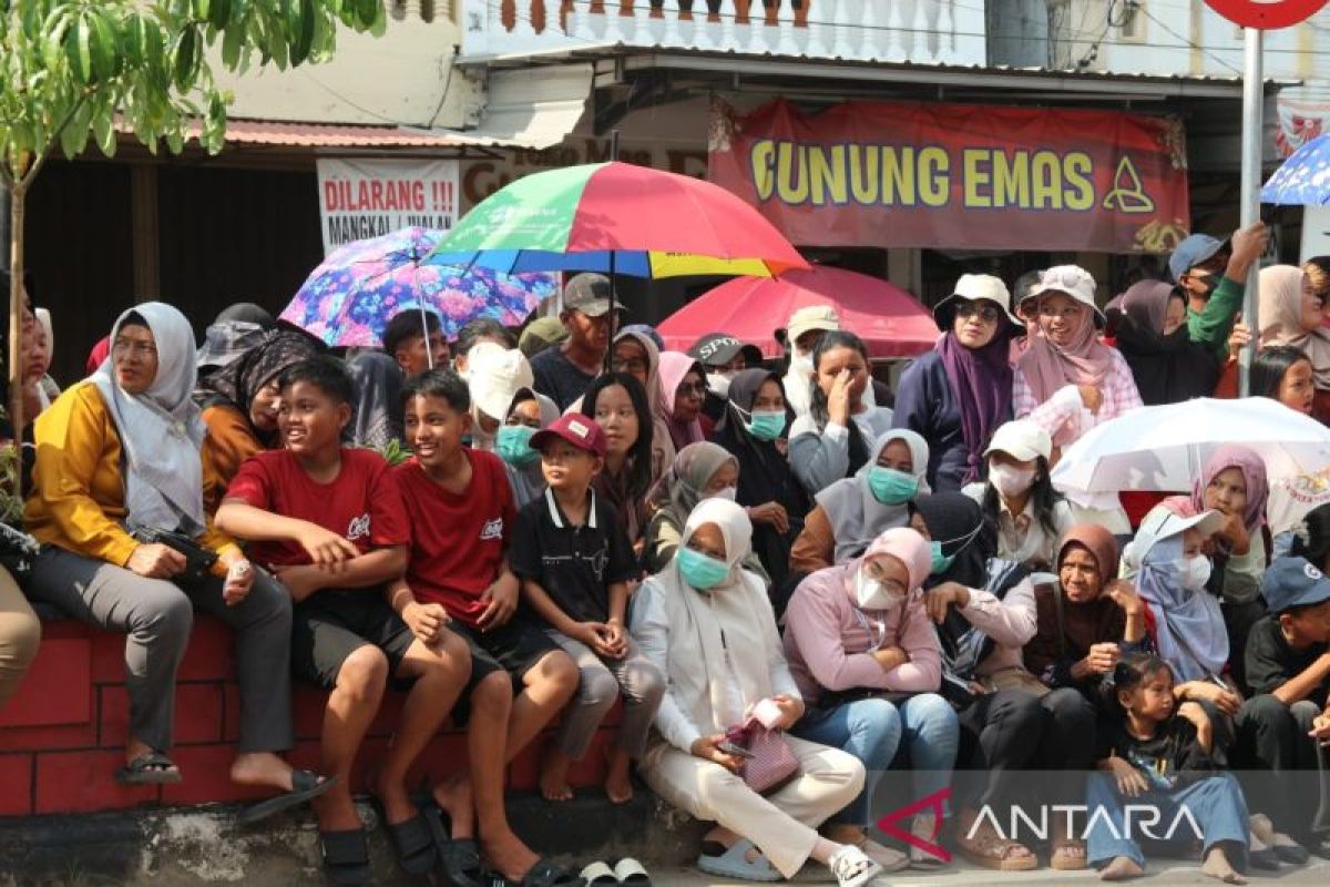 Ribuan Warga Bangka Selatan Padati Pinggir Jalan Saksikan Pawai Baris Berbaris HUT Ke-81 RI di Bawah Terik Matahari