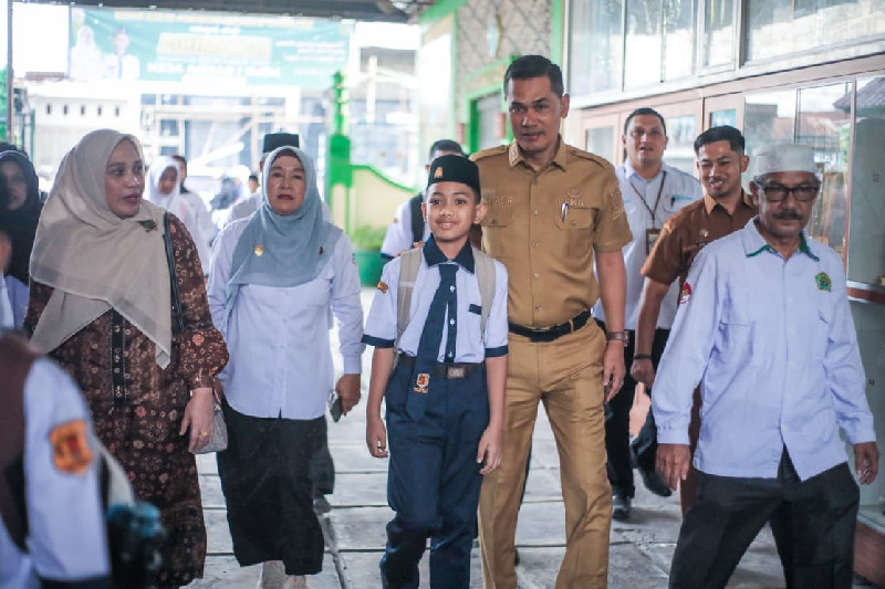 Sekda Aceh M. Nasir Dorong Gerakan Ayah Mengantar Anak Sekolah di Banda Aceh, Perkuat Peran Orang Tua dalam Pendidikan