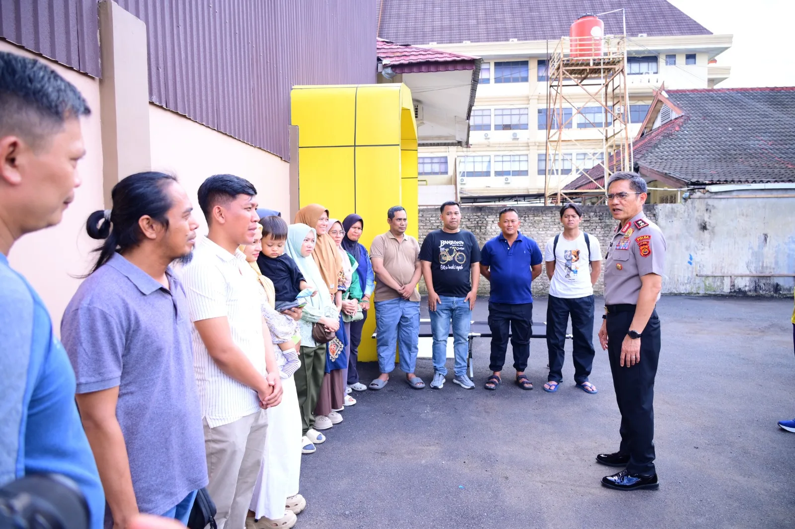 Kapolda Jambi Serahkan Bantuan ke Korban Kebakaran Aspol Polda Jambi, 15 Kepala Keluarga Terima Tali Asih