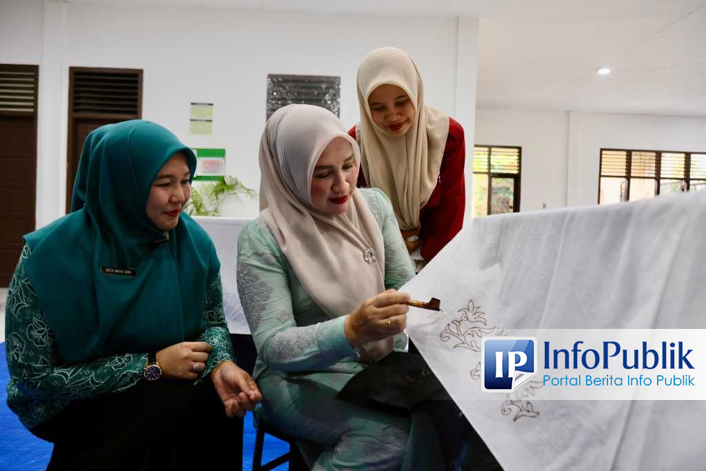 Ketua Dekranasda Aceh Serahkan Canting Batik Cap dan Mesin Tenun ke Perajin Aceh Besar, Beli Langsung Produk Lokal
