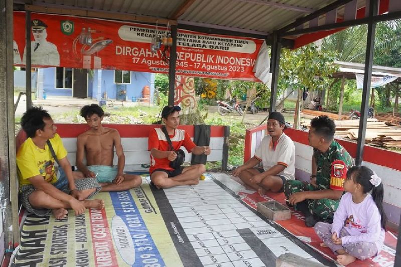 Babinsa Kodim 1015/Sampit Gelar Komsos di Desa Telaga Baru, Deteksi Dini Gangguan Keamanan dari Warga