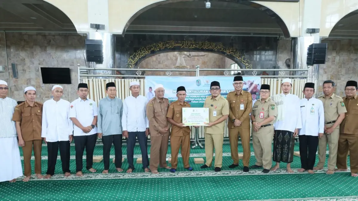 Bupati HSU H Sahrujani dan Wabup Hero Setiawan Serahkan Bantuan Sapi Kurban untuk Masjid dan Warga di Hulu Sungai Utara