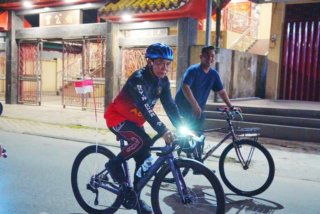 Gowes Malam Hari di Tepian Sungai Kayan, Gubernur Kaltara Zainal Paliwang Ikut Bersepeda Bareng Ratusan Warga