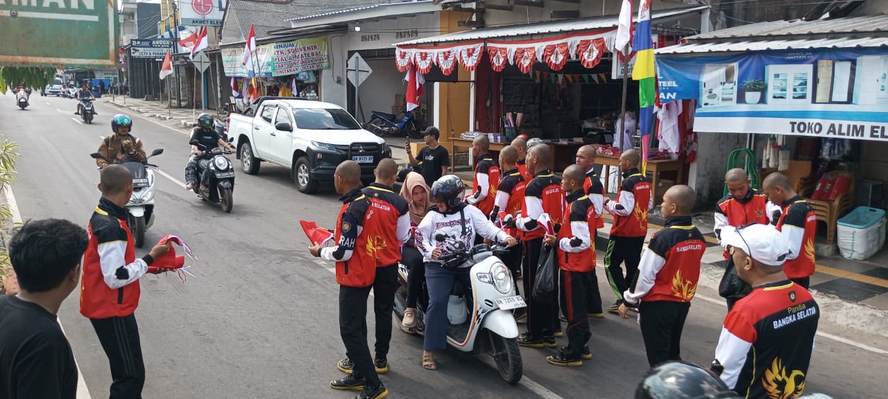 Kesbangpol Bangka Selatan Bagikan 2.000 Bendera Merah Putih ke Warga Toboali, Ribuan Lainnya Disalurkan ke Sekolah
