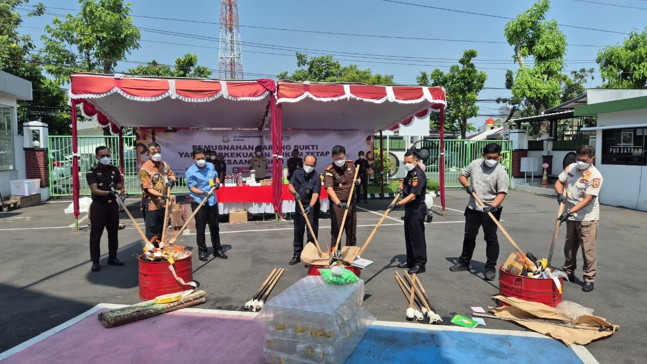 Kejari Kudus Musnahkan 8.809 Pil Terlarang dan 110 Dus Jamu Ilegal dari 45 Perkara, Sabu 51 Gram Ikut Dibakar