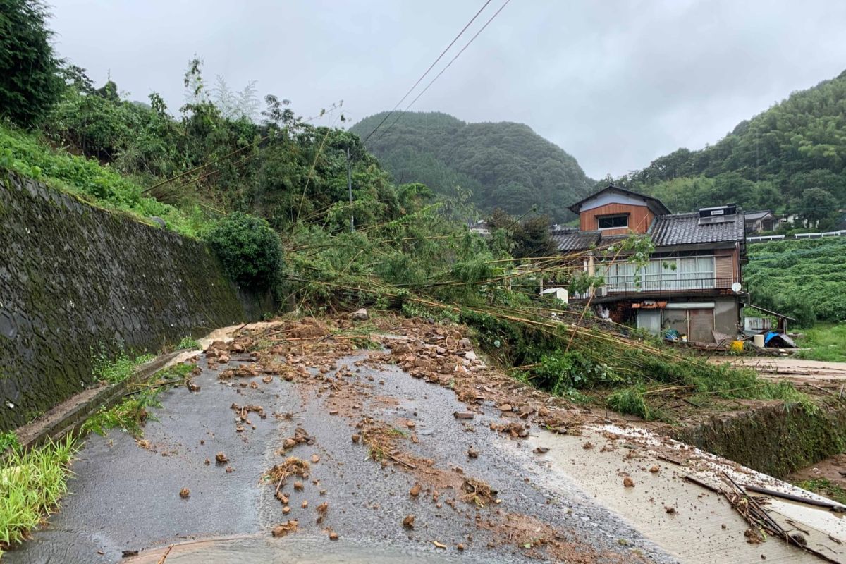 Longsor Putus Satu-Satunya Akses ke Resor Onsen Nagano, 390 Orang Terisolasi di Azumino