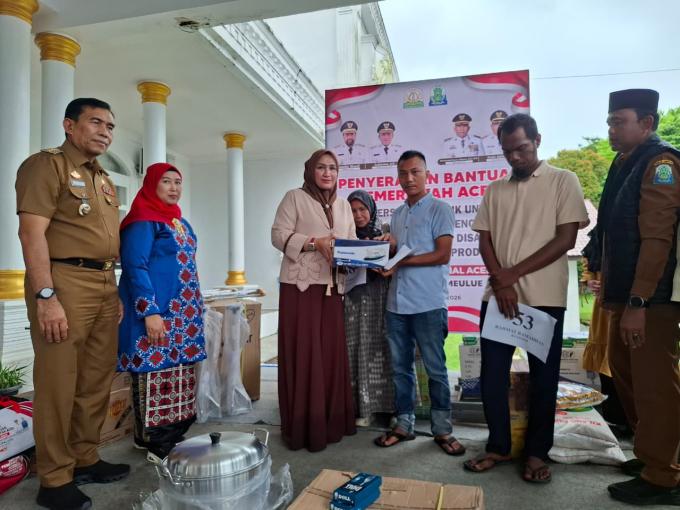 Ketua TP PKK Aceh Marlina Muzakir Serahkan Bufferstok Bencana Rp 2,2 Miliar ke Pemkab Simeulue