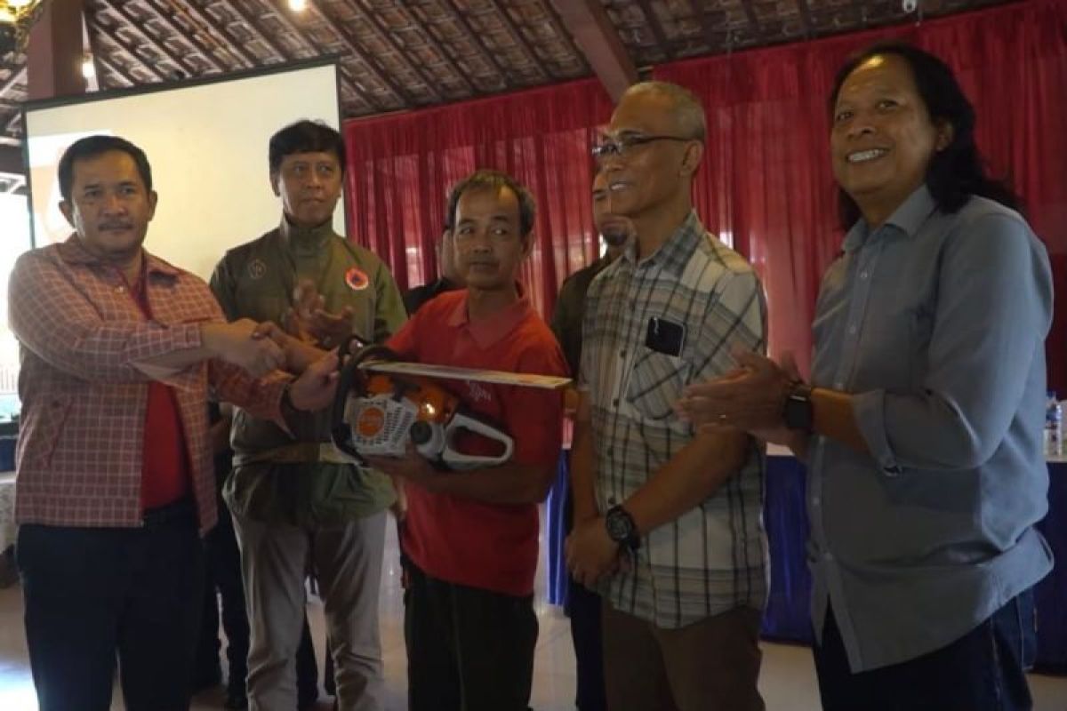 DPRD DIY Serahkan 13 Jenis Peralatan ke 7 Kelurahan Tangguh Bencana di Kota Yogyakarta, Termasuk Genset dan Chainsaw