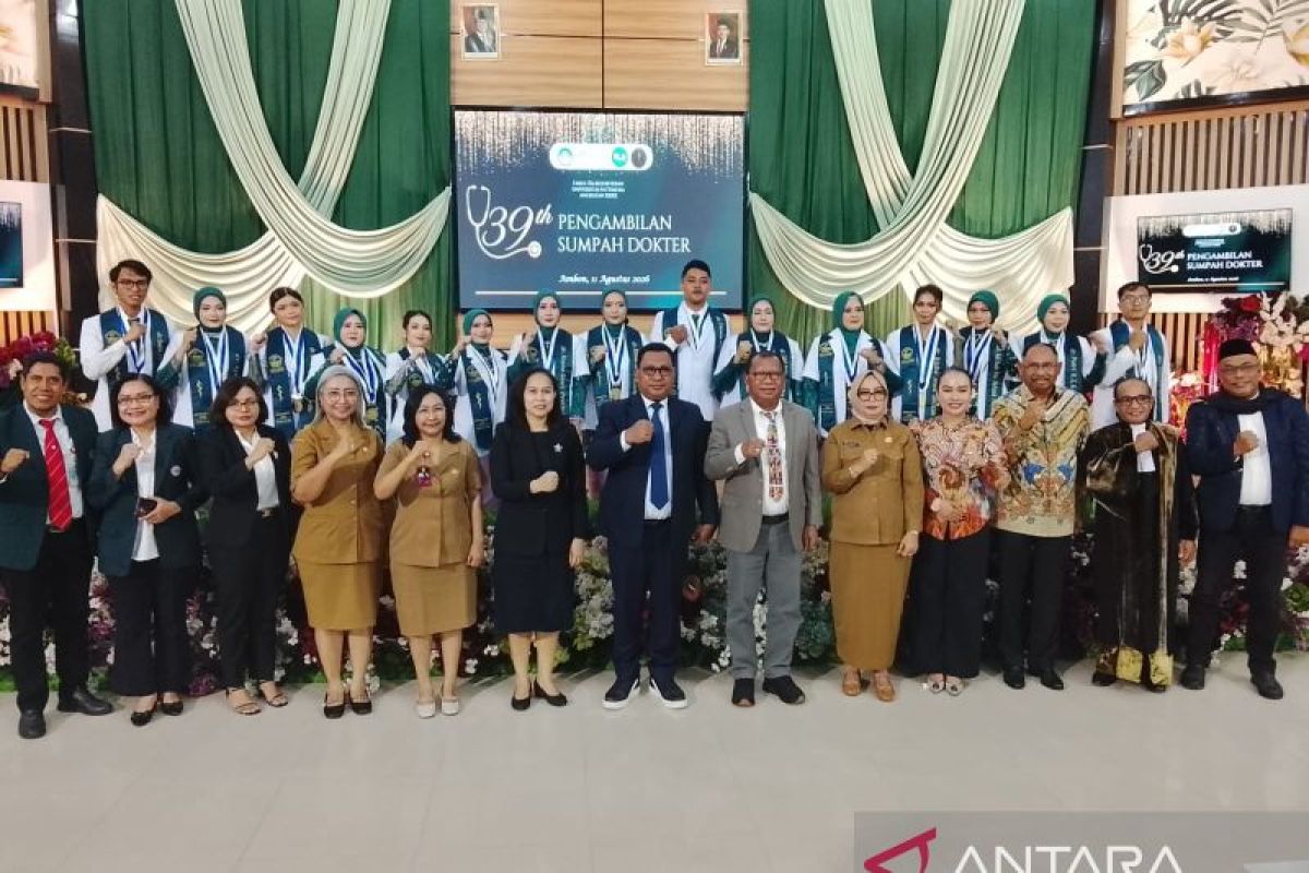 15 Dokter Baru FK Unpatti Diambil Sumpah, Wagub Maluku: Siap Mengabdi Hingga ke Pelosok Kepulauan