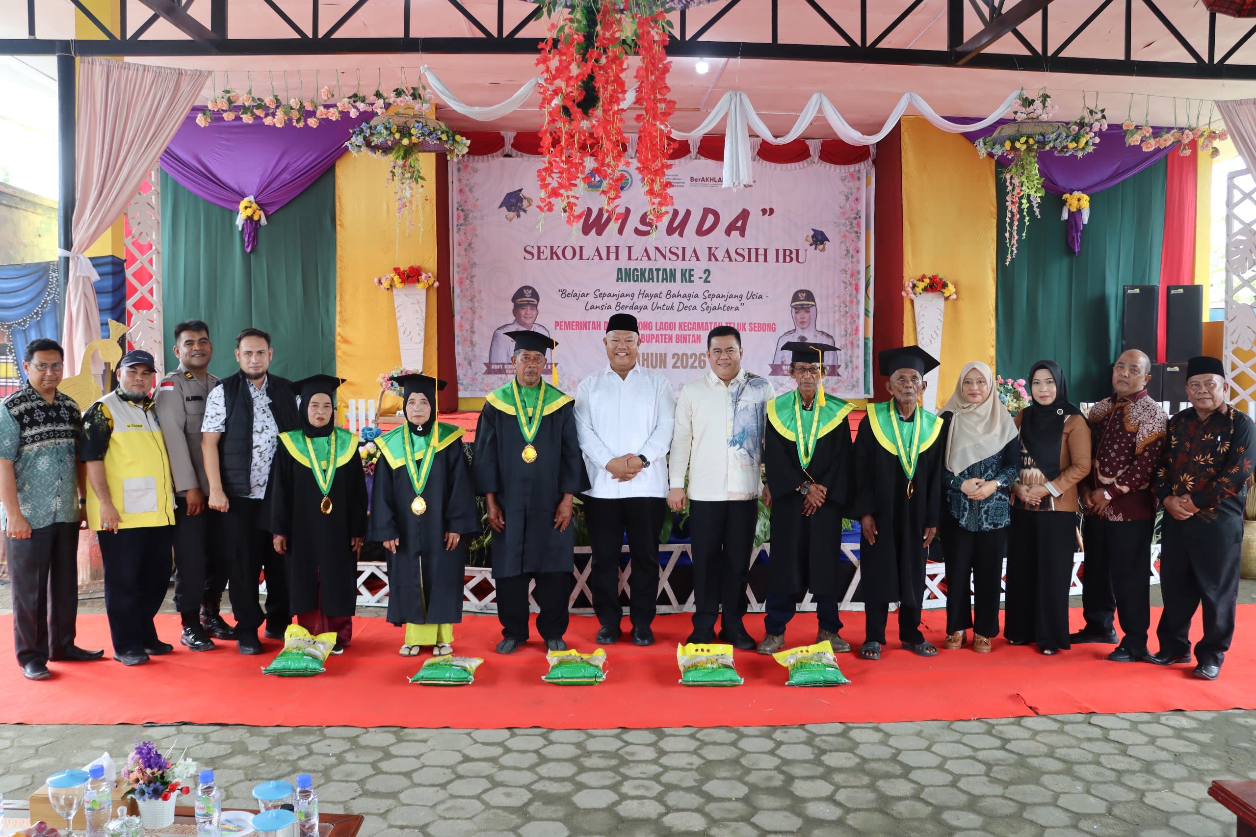 34 Atok dan Nenek di Bintan Diwisuda dari Sekolah Lansia, Sebagian Baru Pertama Kali Duduk di Bangku Sekolah
