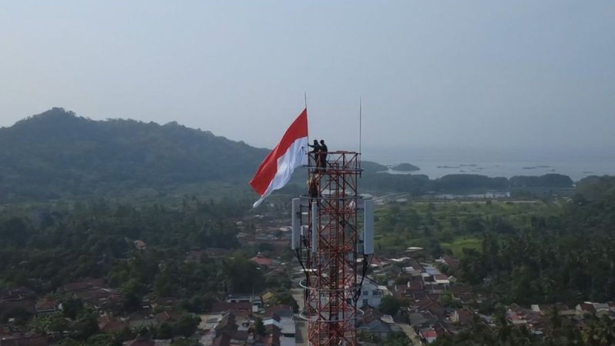 Prajurit Marinir Kibarkan Merah Putih di Puncak Menara 74 Meter di Pesawaran, Simbol Penghormatan untuk Pahlawan