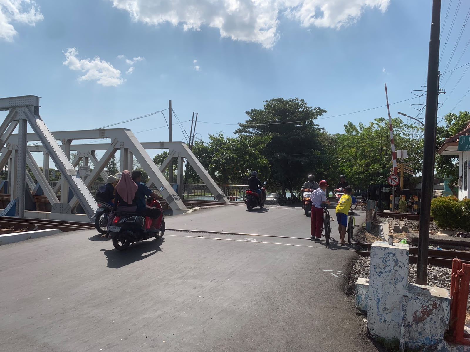 Kecelakaan Maut di Perlintasan Kokrosono Semarang: Motor Bonceng Dua Siswa SD Tertabrak Kereta, Satu Tewas