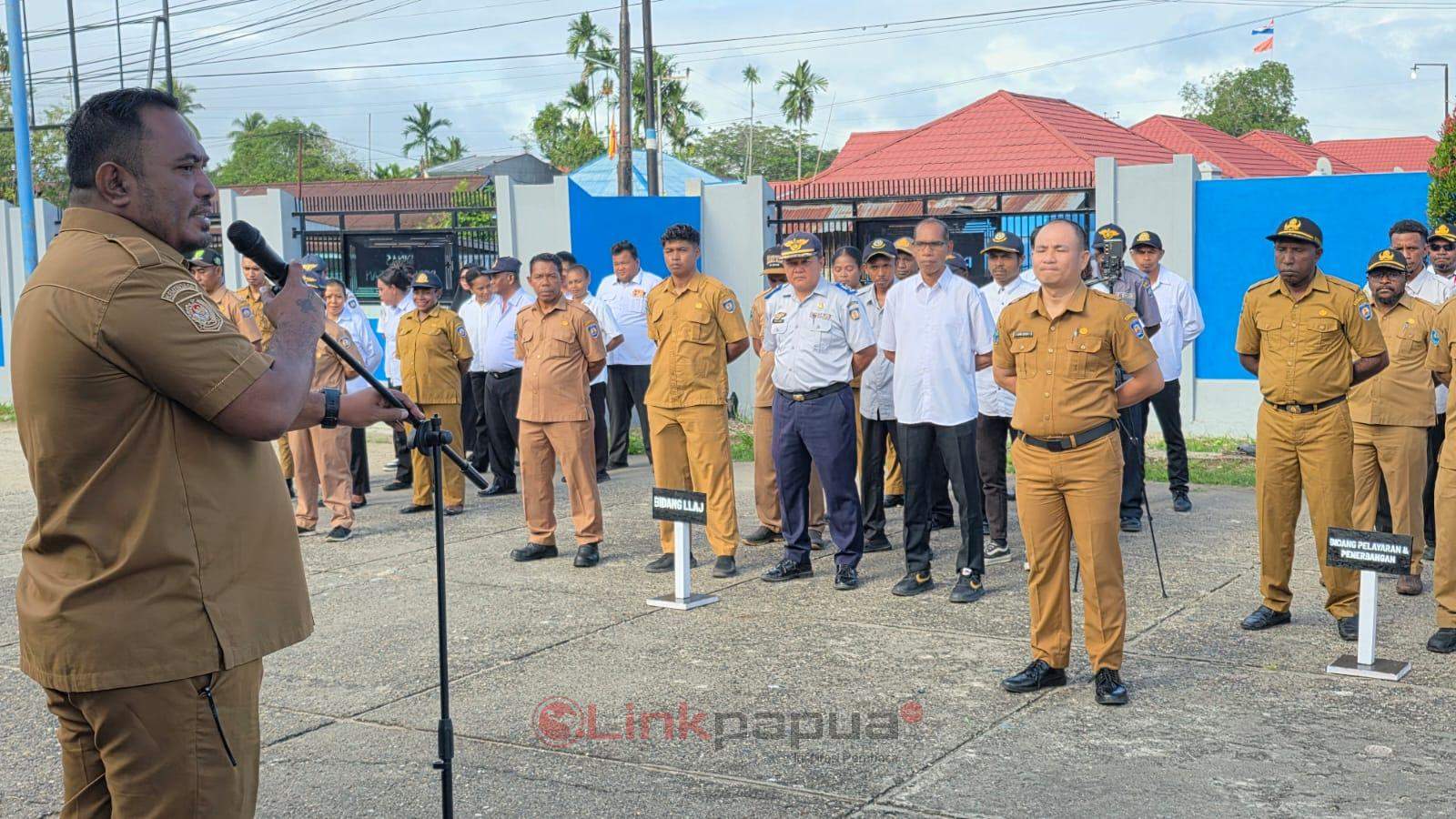 Plt Kadishub Teluk Bintuni Bagi Tugas ke Seluruh Staf demi Cegah Pegawai Makan Gaji Buta