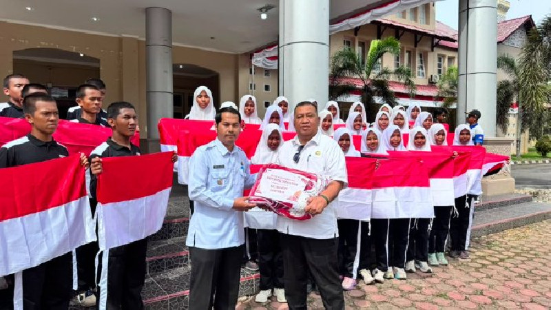 HUT ke-81 RI, Pemkab Nagan Raya Bagikan 3.000 Bendera Merah Putih ke Seluruh Kecamatan
