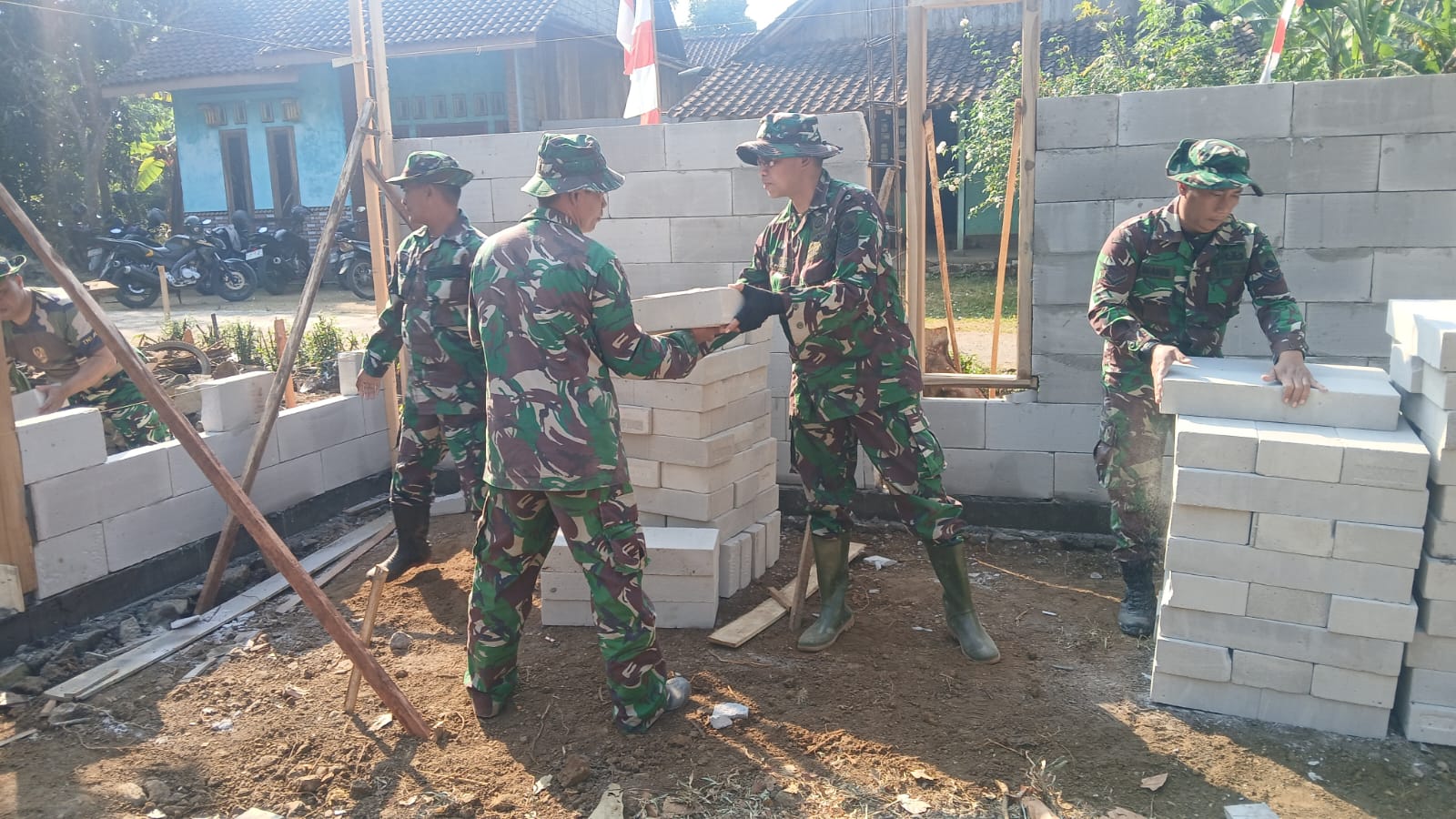 Warga dan Satgas TMMD Reguler ke-129 Gotong Royong Bangun Rumah Mbah Tupar di Desa Cukil Tengaran