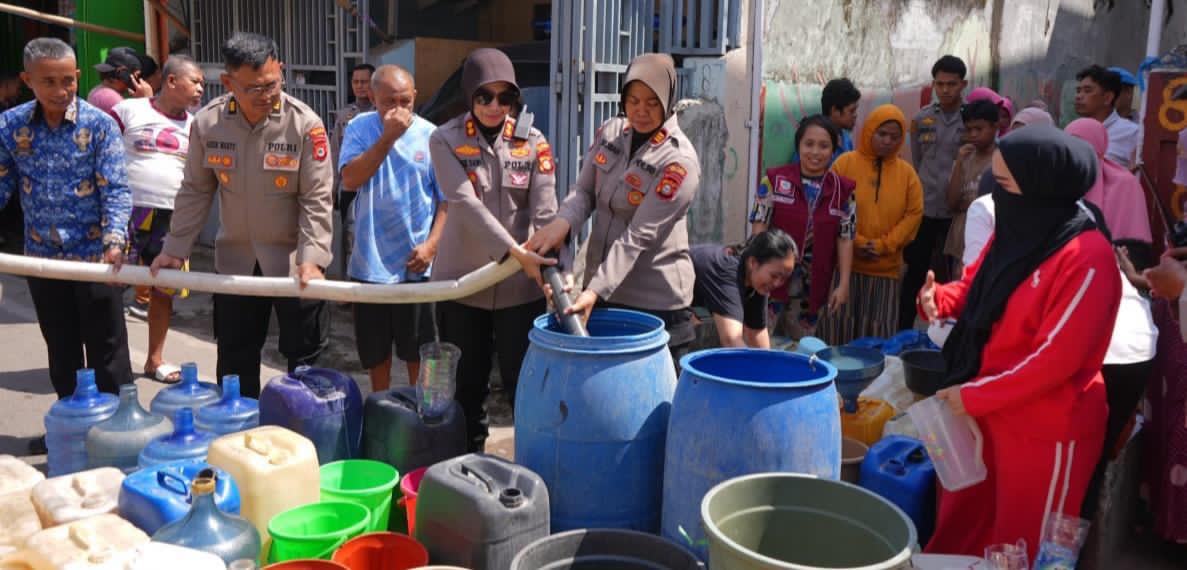 Polres Pelabuhan Makassar Salurkan Air Bersih ke Warga Cambayya, Kapolres Turun Langsung Atasi Krisis Air di Pesisir