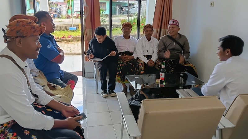 Bawa Tuak dan Ayam ke Kantor PLN Ruteng, Enam Warga Kampung Dawung Manggarai Timur Minta Sambungan Listrik