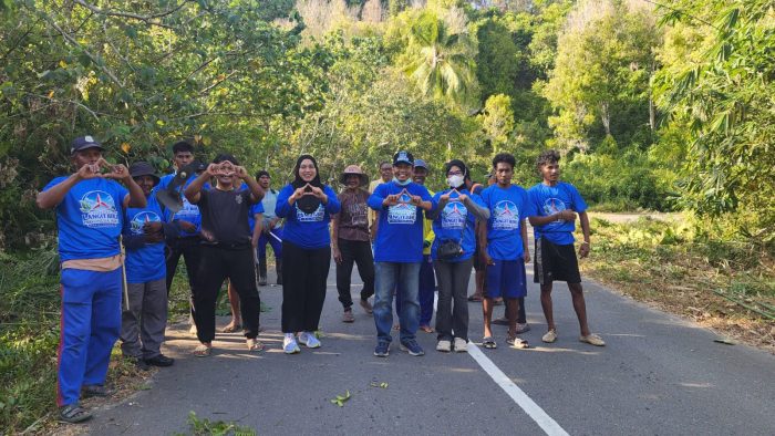 Partai Demokrat Taliabu Gelar Aksi Bersihkan TPU dan Jalan Poros di Taliabu Barat Laut Sambut HUT ke-25