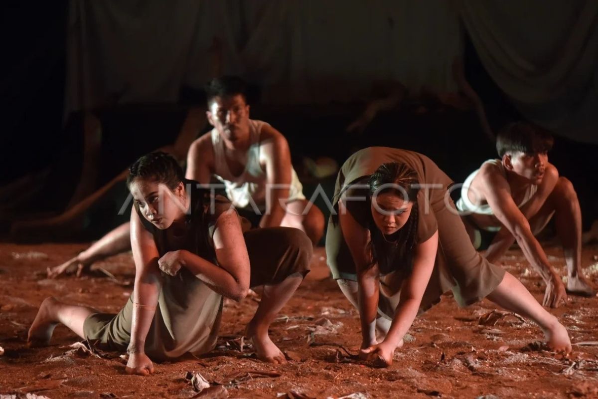 Teater Kontemporer Bala Bhumi di Padang Angkat Kerusakan Alam, Pelakon Menirukan Gaya Hewan