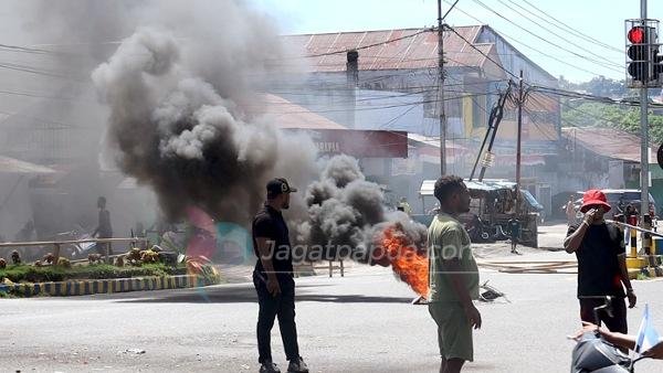 Pemuda-Pemudi Sanggeng Raya di Manokwari Bakar Ban Demi Kejutan HUT Bhayangkara ke-80, Bukan Protes