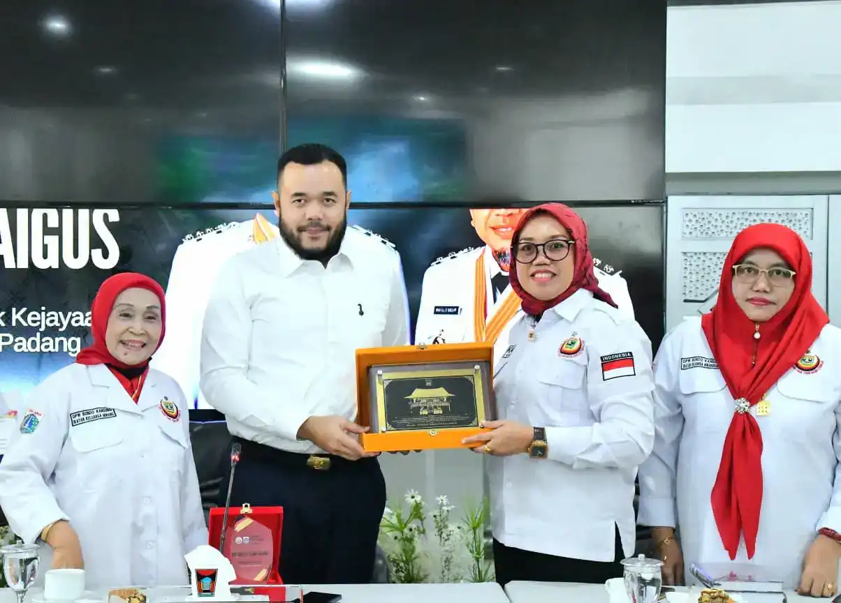 Bundo Kanduang IKM DKI Jakarta Salurkan 210 Paket Bantuan ke Huntara Korban Bencana di Padang, Wali Kota Fadly Amran Ucapkan Terima Kasih
