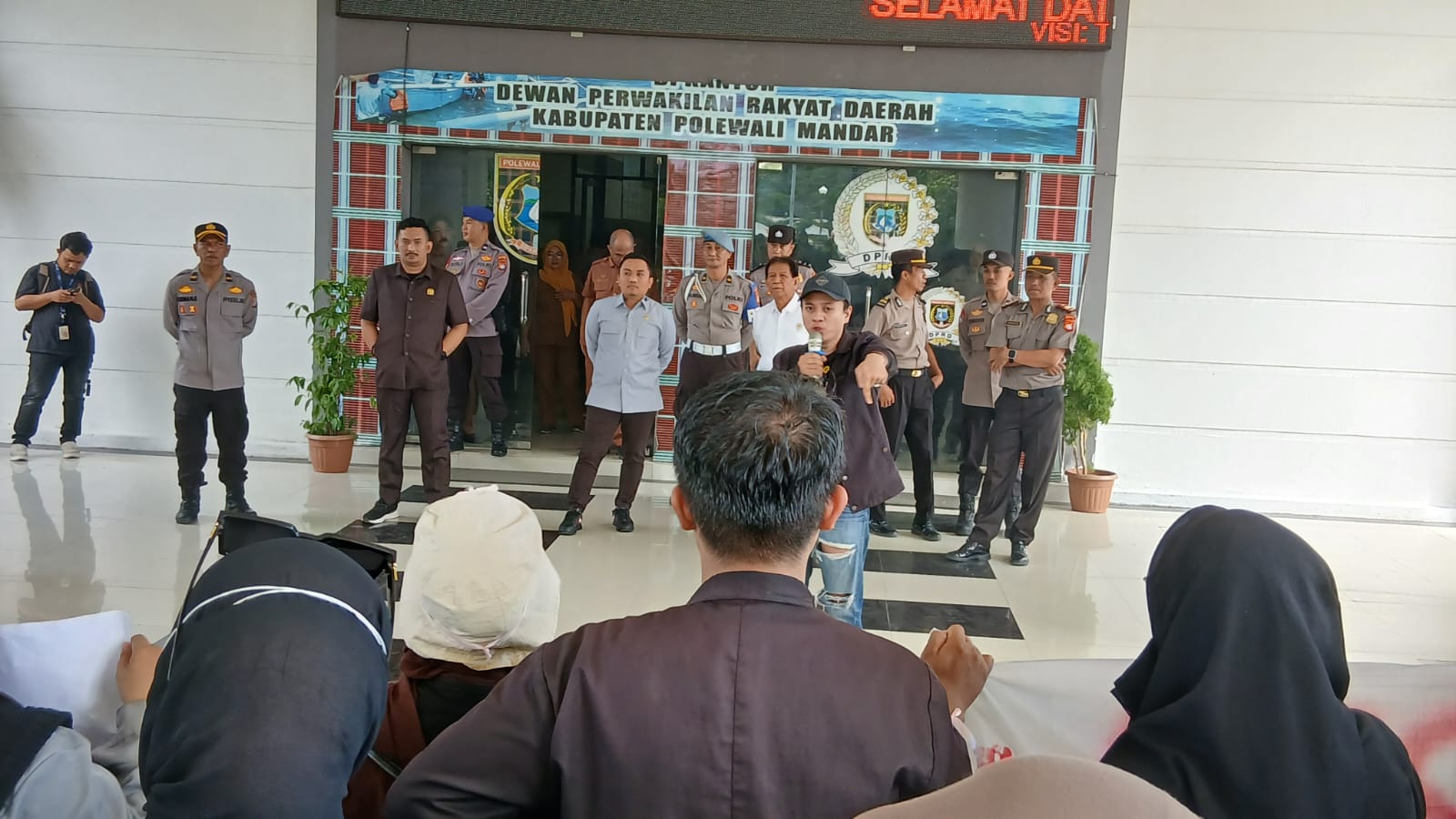 Ketua DPRD Polman Fahri Fadly Terima Aspirasi PMII, Janji Kawal Data Kemiskinan hingga Alat Berat untuk BPBD
