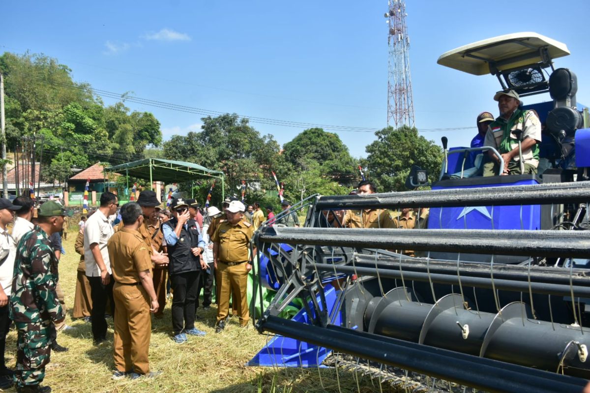 Sumedang Salurkan Traktor dan Pompa Air ke Petani di Tomo, Target Produksi Padi 294.000 Ton
