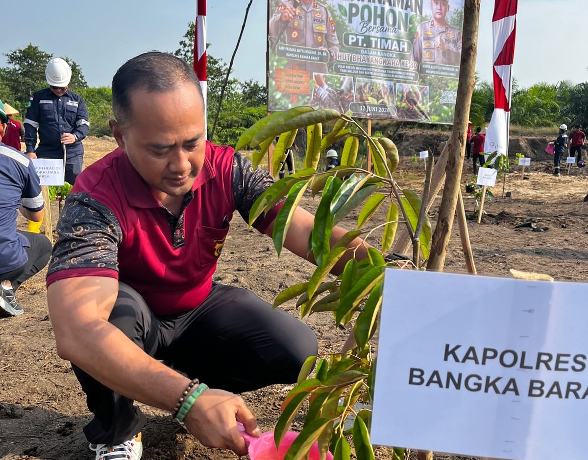 HUT Bhayangkara ke-80, Kapolres Bangka Barat Tanam 100 Pohon Buah di Lahan Reklamasi Air Limau, Mentok