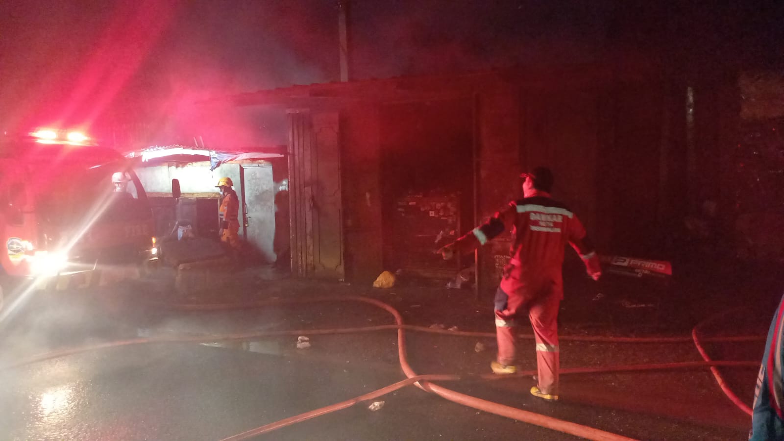 Gudang Rongsok di Jalan Sambongjaya Tasikmalaya Ludes Terbakar, 7 Unit Damkar Dikerahkan Padamkan Api