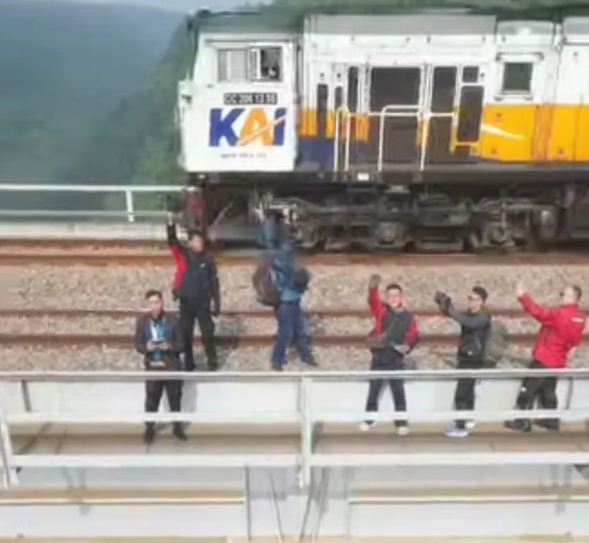 KAI Daop 2 Bandung Larang Keras Warga Berfoto di Jembatan Kereta, Ancaman Hukuman Menanti Pelanggar
