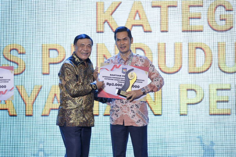 Pemprov Aceh Raih Penghargaan Akses Layanan Pendidikan dari Kementerian Dalam Negeri di Batam, Sekda Terima Penghargaan