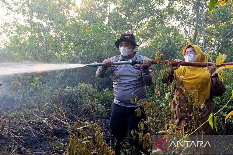 Kapolres dan Wabup Kotim Terjun Langsung Padamkan Karhutla di Sampit, 18 Titik Dipasang Garis Polisi