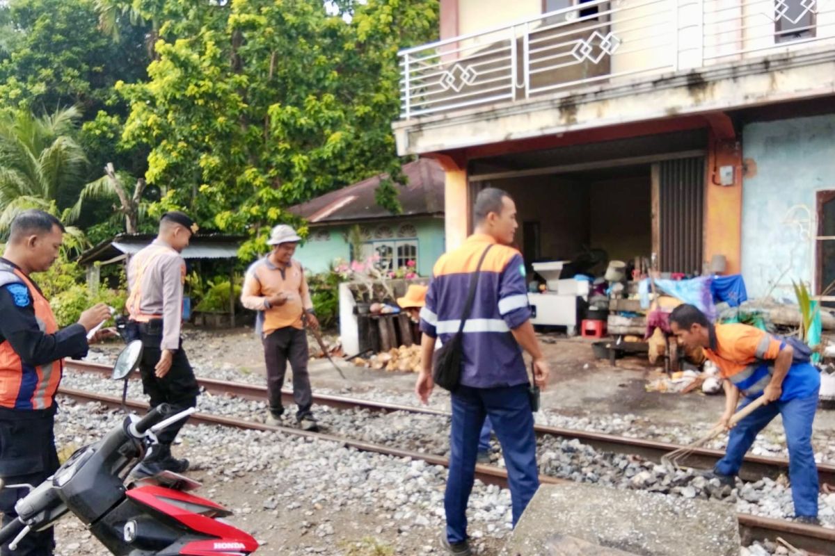 KAI Divre II Sumbar Tutup Tiga Perlintasan Liar di Pariaman, 21 Titik Sudah Ditutup dari 35 Target