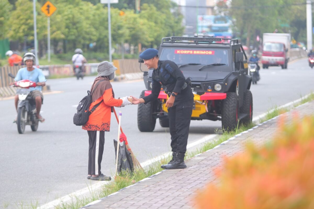 Satbrimob Polda Kaltara Bagikan Paket Makanan di Tarakan, 4 Titik Jadi Sasaran Jumat Berkah