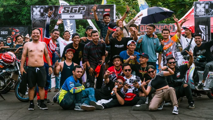 Komunitas Supermoto Makassar Jelajahi Maros Pakai Repsol, Ada Edukasi Ganti Oli Massal untuk 50 Riders