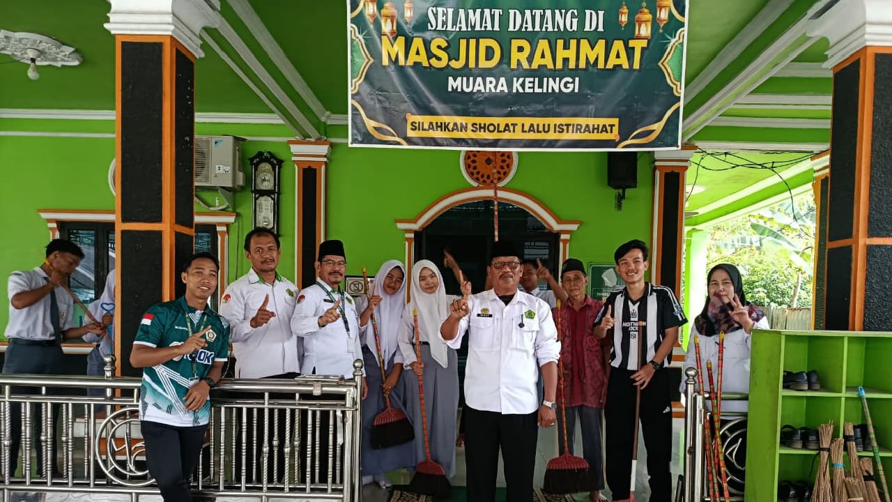 Pelajar MAN 1 Musi Rawas Bersihkan Masjid Rahmat di Muara Kelingi, Dukung Program Geber Mas Kemenag
